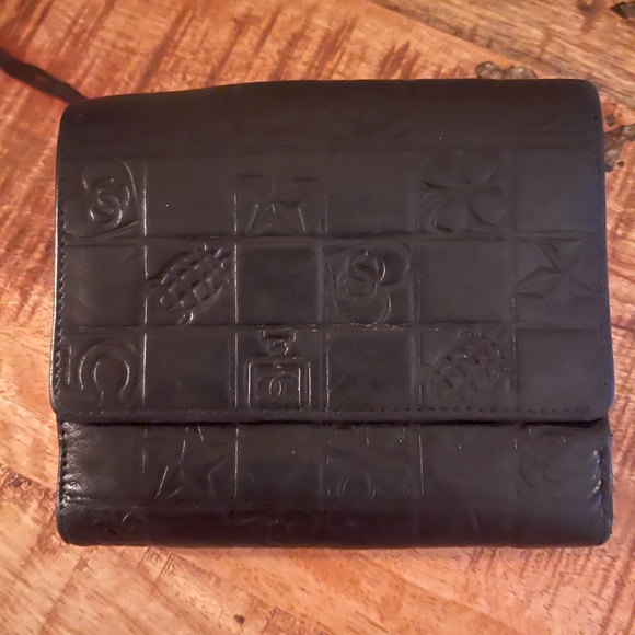 CHANEL Lucky Charms Symbols Compact Wallet in Black Calfskin Leather - Picture 2 of 10